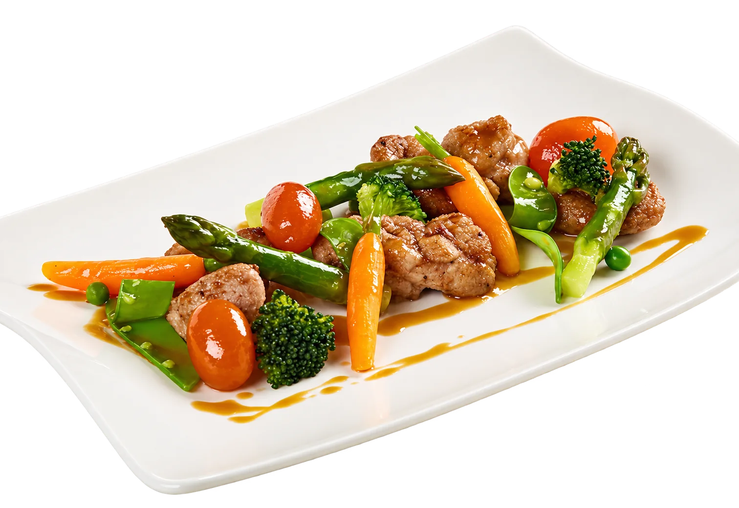 Une assiette blanche rectangulaire garnie de morceaux de viande dorés, d'asperges, de brocolis, de carottes, de tomates cerises et de pois gourmands, avec un filet de jus brun.