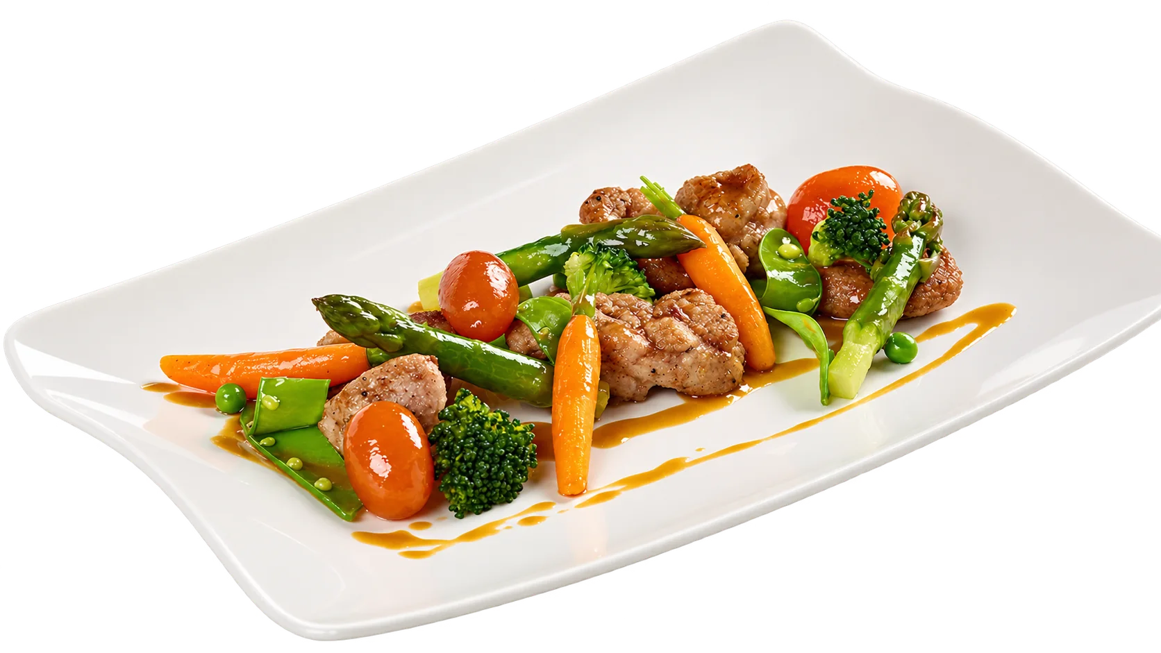 Une assiette rectangulaire blanche garnie de morceaux de viande dorée, d'asperges, de brocolis, de petites carottes, de pois mange-tout et de tomates, avec un filet de sauce brune.
