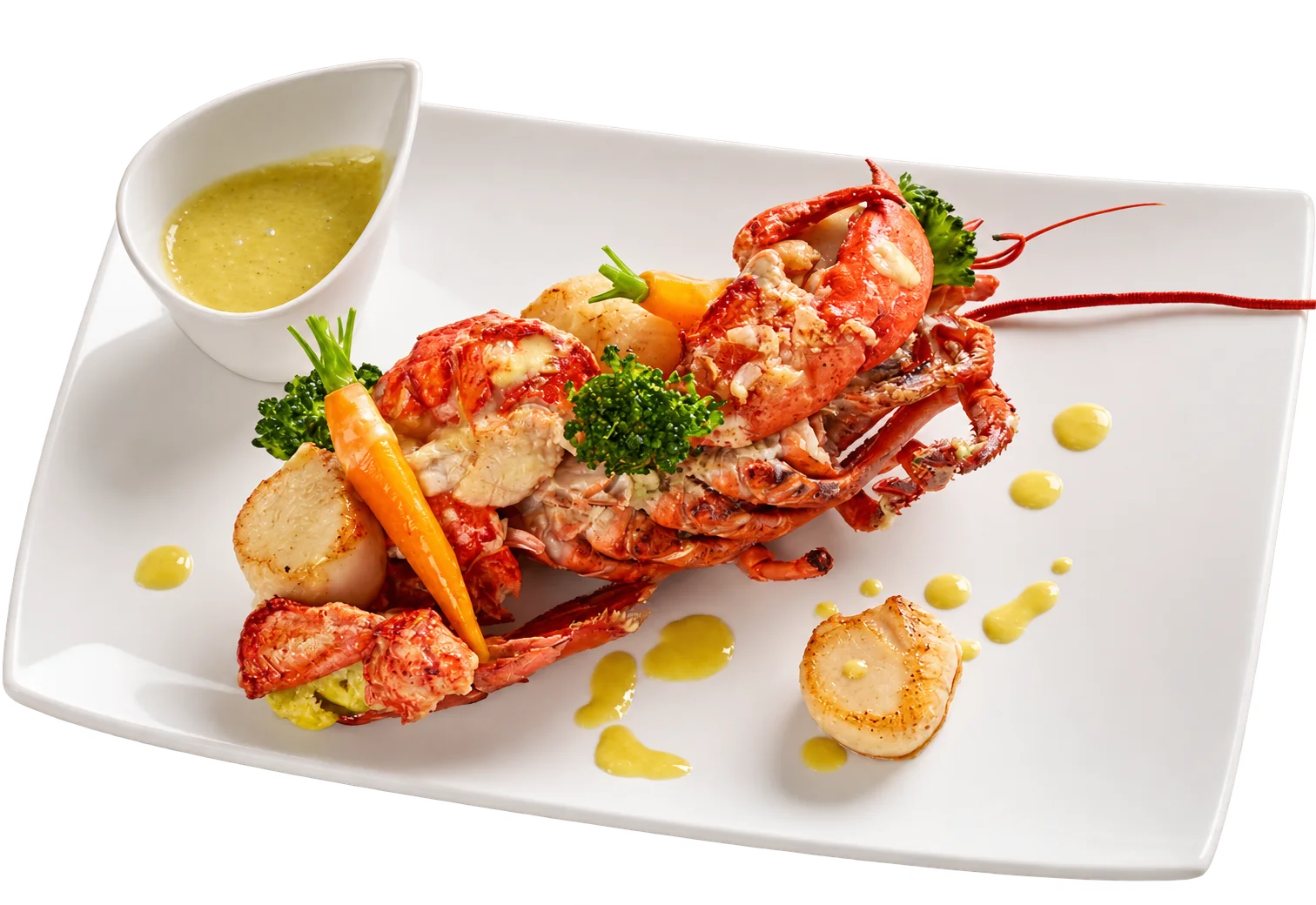 Assiette blanche garnie d'un homard grillé accompagné de noix de Saint-Jacques, de petites carottes, de brocolis et d'une sauce jaune servie dans un petit bol.